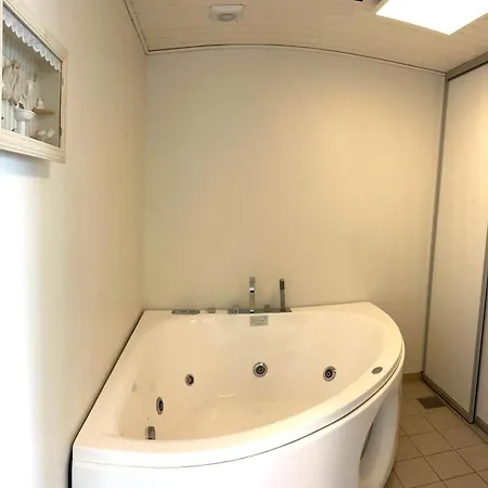 Three-bedroom In 38 Holiday home